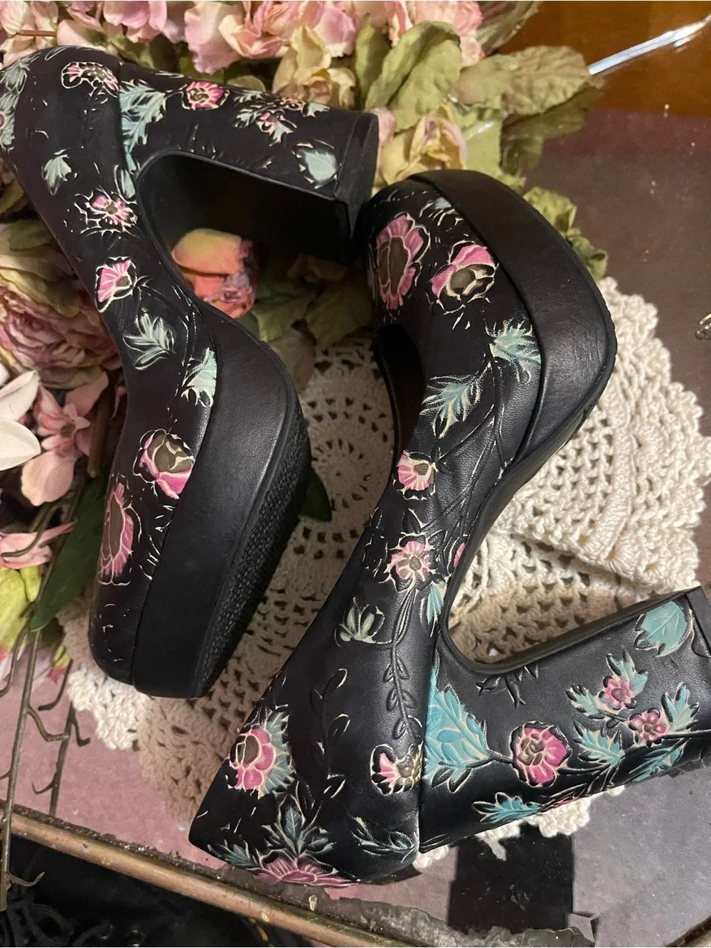 L’Artiste Black Floral Platform Pump with Pink Accents